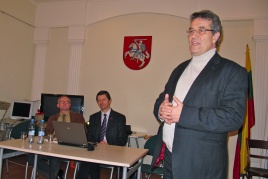 Nuotraukoje: prof. Gintautas Želvys pradeda renginį Lietuvių kultūros, švietimo ir informacijos centre